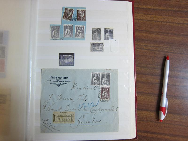 0007 (47).JPG -     Lote:    7      Ceres      Lotes Especiais       Descrição:         1924/26 &mdash; Ceres. Novas taxas e cores. Colecção em classificador, com selos novos e usados, simples e em múltiplos. Série em quadras, Variedades de clichés e erros. Inclui 7 provas e 37 exemplares, entre cartas e postais ilustrados, em todas as taxas, com excepção dos valores de 10E e 20E. 95% dos selos novos em excelente estado sem sinal de charneira. Todas as cartas de grande qualidade e em bom estado de conservação. Acompanham muitos desenhos de autoria de Eduardo Silva. Valor de catálogo dos selos novos de &euro; 32.000,00.        Lote       Valor Base:     &euro; 8.000,00     Valor Venda:     &euro; 8.000,00     